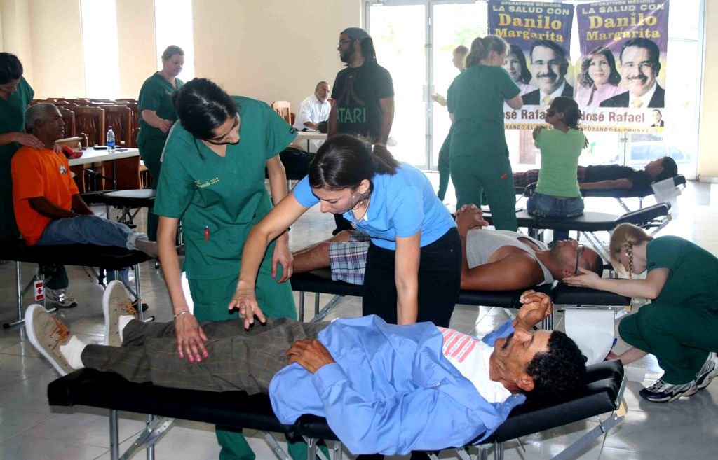 Los Doctores canadienses del Canadian Memorial Chiropractic College atienden pacientes de todas las edades en el inicio de estos nuevos operativos “La Salud con Danilo” que patrocina el senador de Espaillat José Rafael Vargas.